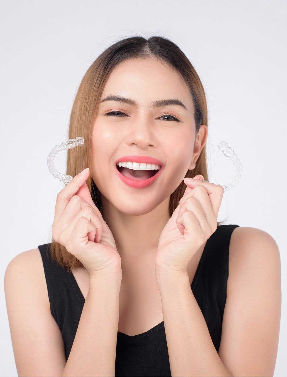 Invisible-Braces-Woman
