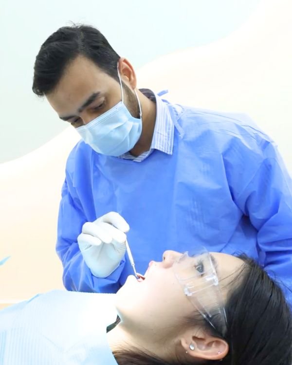 Expert orthodontist with 10+ years of experience
